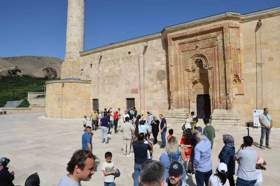 Esrarengiz gölgeleri görmek isteyenler 8 asırlık camiye akın etti