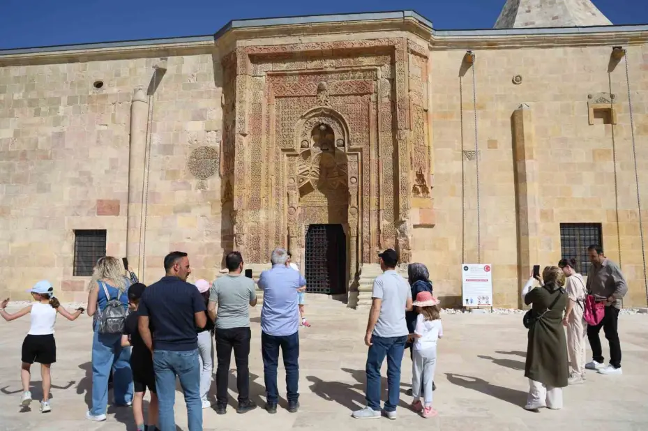 Esrarengiz gölgeleri görmek isteyenler 8 asırlık camiye akın etti