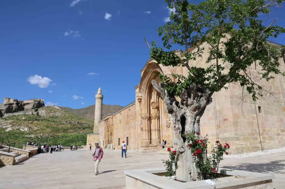 Esrarengiz gölgeleri görmek isteyenler 8 asırlık camiye akın etti