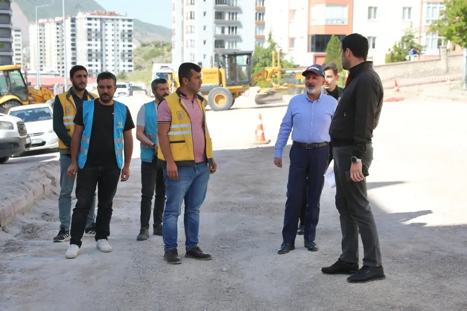 Başkan Çolakbayrakdar: "Huzurlu bir bayram için kadim mahallemizdeki çalışmaları en kısa sürede bitireceğiz"