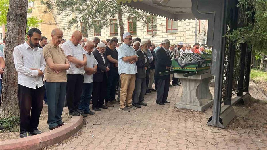 Kocası tarafından bıçaklanarak öldürülen kadın son yolculuğuna uğurlandı