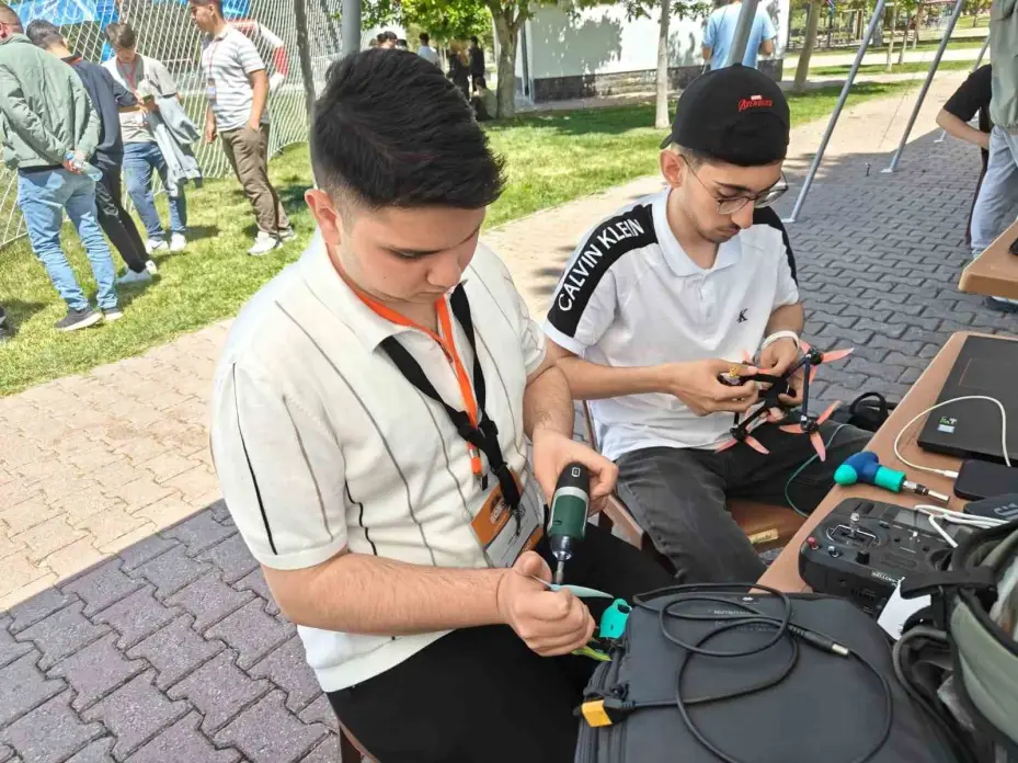 Öğrencilerden yerli yazılımlı İHA