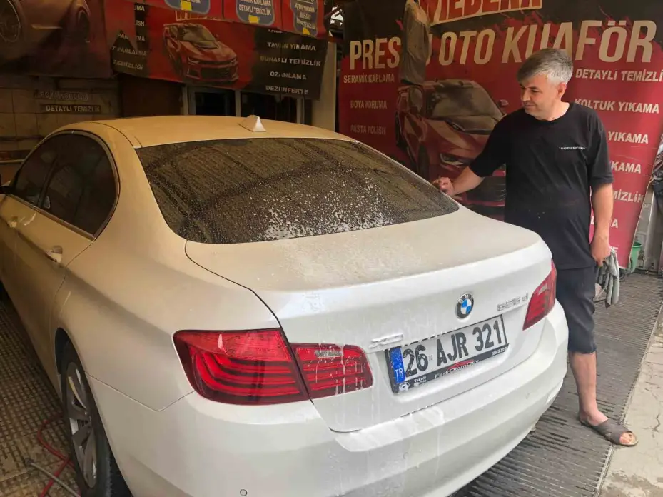 Toz taşınımı sonrası araçlar çamura bulandı