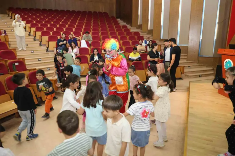 Anaokulu öğrencileri doktora tezlerini oyladı