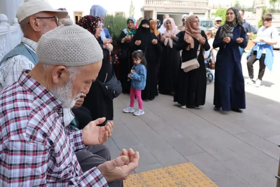 Hacı adayları kutsal topraklara dualarla uğurlandılar