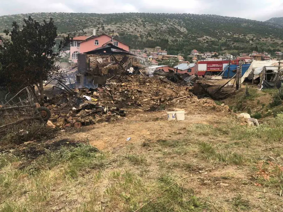 Konya’da yangında bir ev ve ahır kül oldu