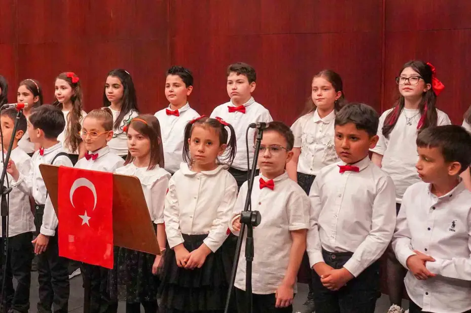 Tepebaşı Belediyesi İki Elin Sesi Var Çocuk Korosu, minik Efe’nin iyileşmesinde umut oldu