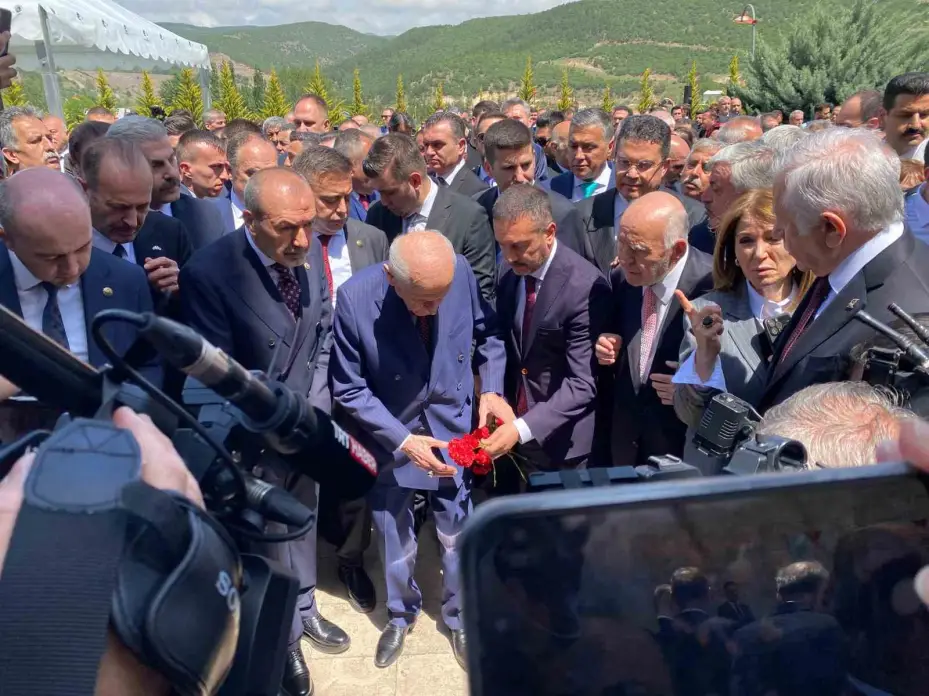 MHP Lideri Bahçeli, Ülkücü Şehitler Anıtı’nı ziyaret etti