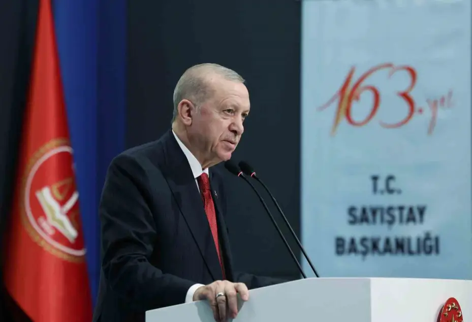 Cumhurbaşkanı Erdoğan: "Her ne kadar kimleri rahatsız olsa da son dönemde yürütülen tahkikatları bu bakımdan gayet olumlu karşılıyoruz"