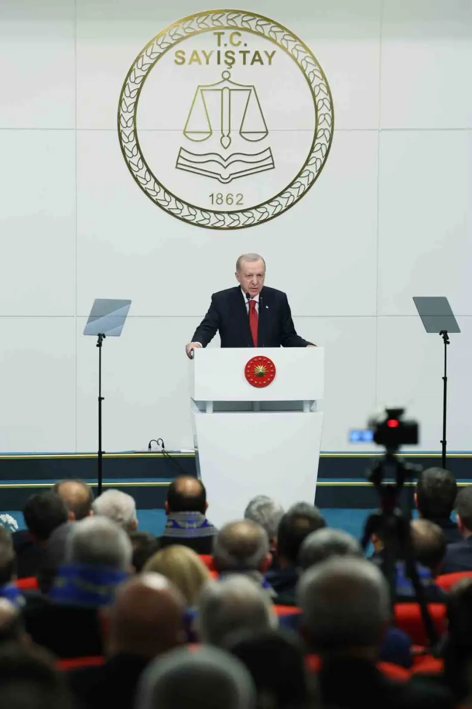 Cumhurbaşkanı Erdoğan: "Her ne kadar kimleri rahatsız olsa da son dönemde yürütülen tahkikatları bu bakımdan gayet olumlu karşılıyoruz"