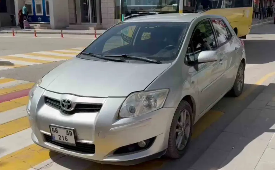 Çocuğu araçtan attı, aracı çalıp kaçtı