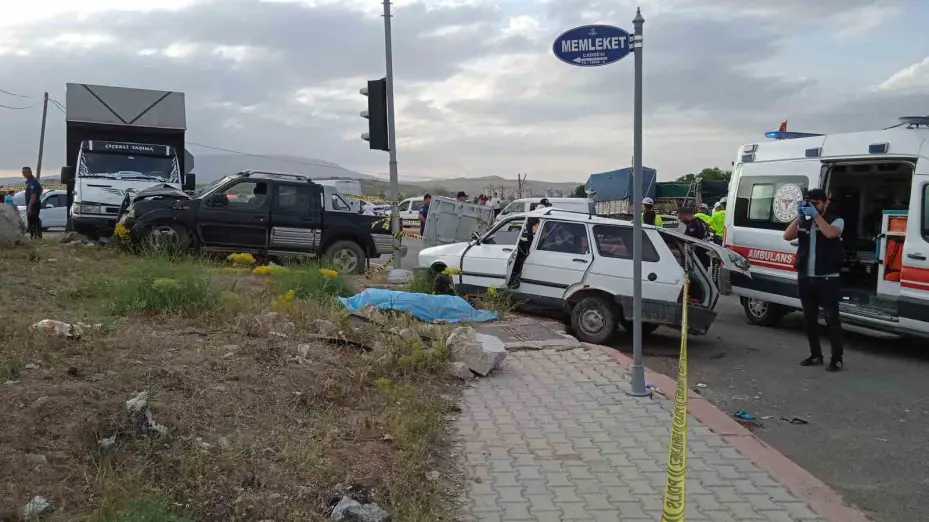 Konya’da otomobil ile kamyonet çarpıştı, yaşlı çift hayatını kaybetti