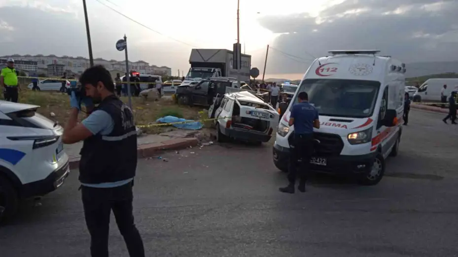 Konya’da otomobil ile kamyonet çarpıştı, yaşlı çift hayatını kaybetti