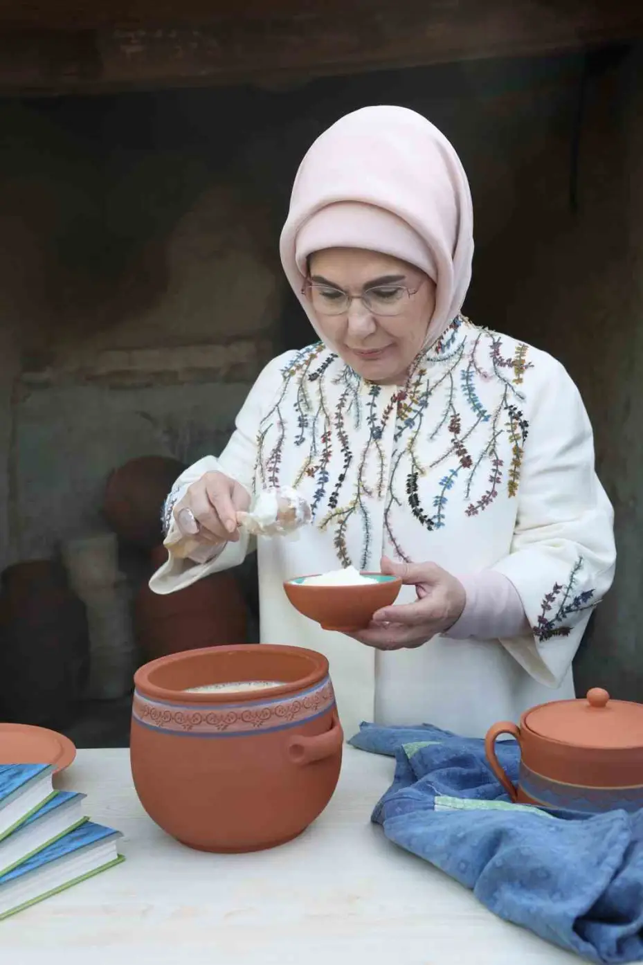 Emine Erdoğan, Nevşehir’de Türk Mutfağı Haftası kapsamında yoğurt mayaladı
