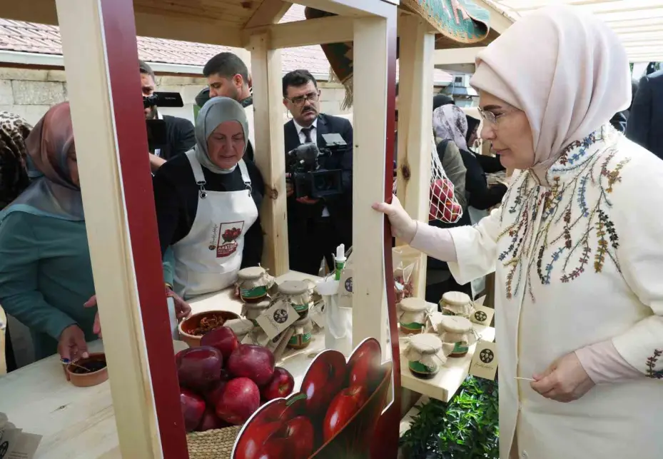 Emine Erdoğan, Nevşehir’de Türk Mutfağı Haftası kapsamında yoğurt mayaladı