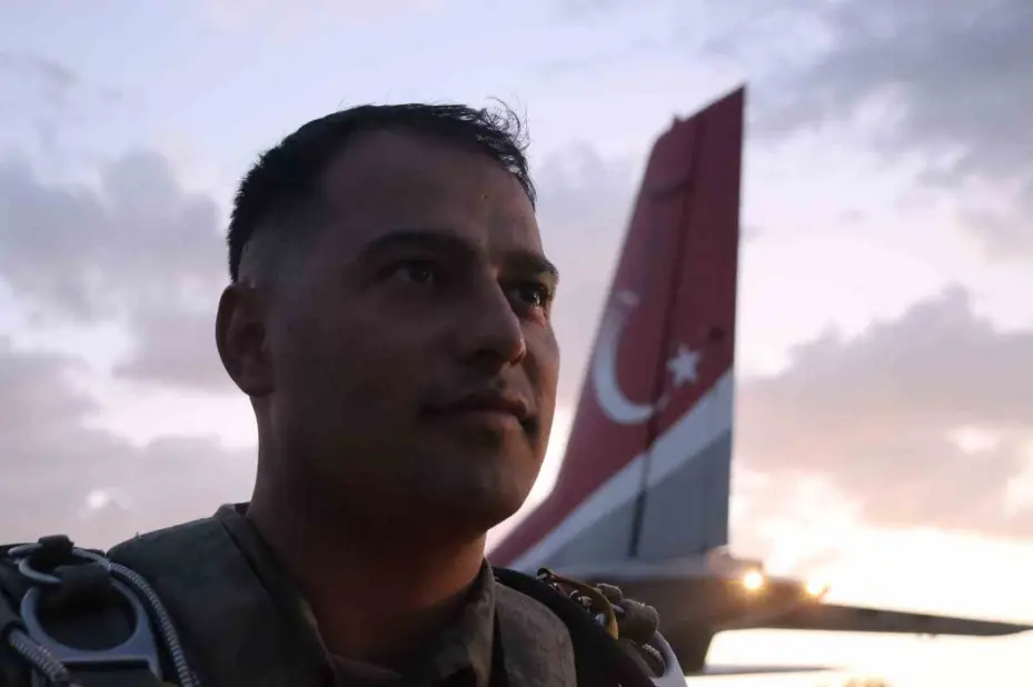 "Erciyes-2025 Tatbikatı" seçkin gözlemci günü gece atlayışı ile başladı