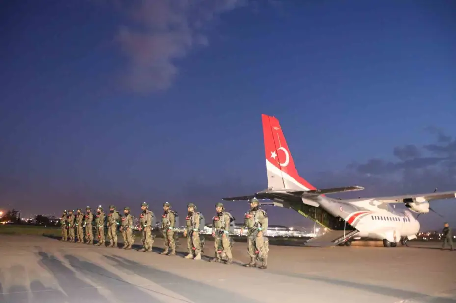 "Erciyes-2025 Tatbikatı" seçkin gözlemci günü gece atlayışı ile başladı