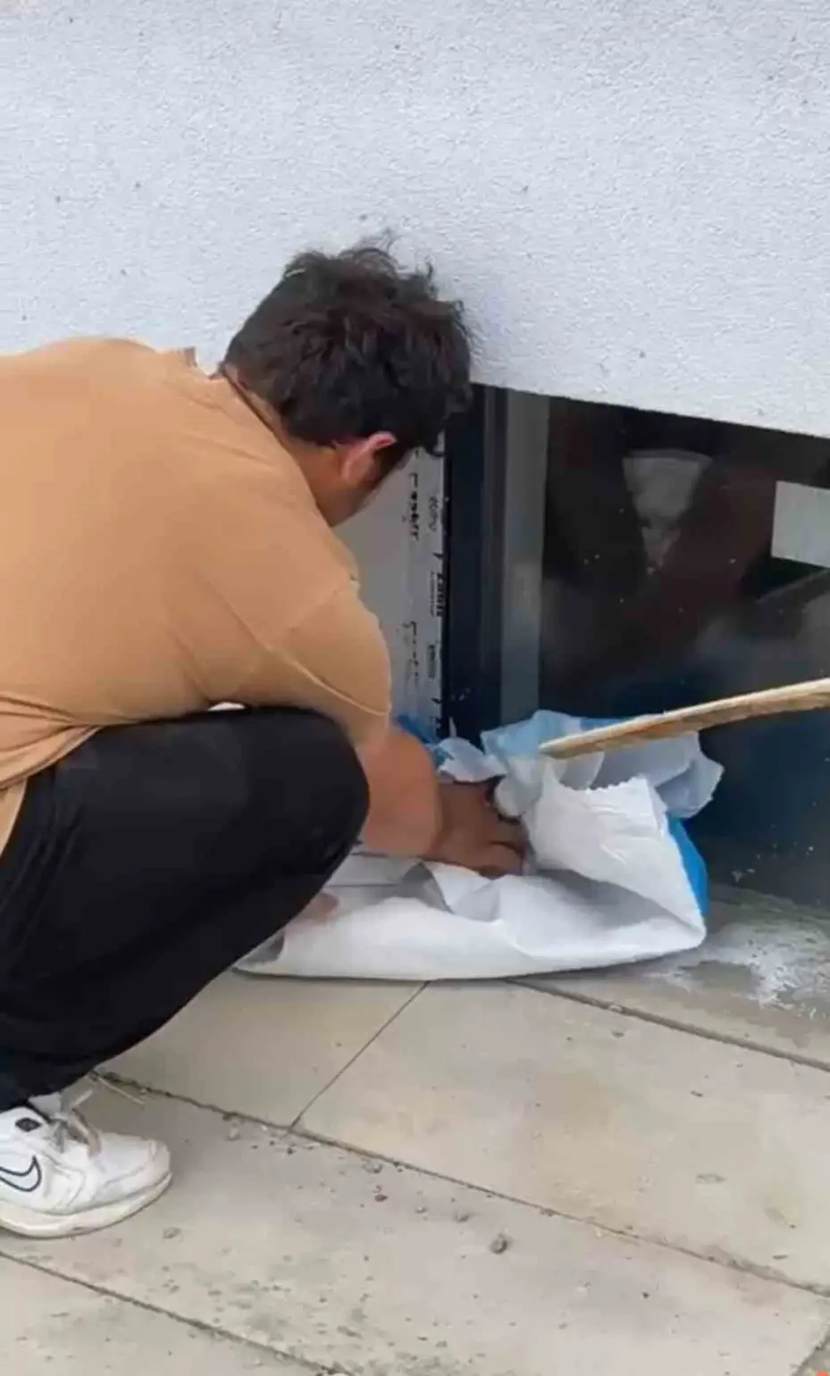 Okulda paniğe neden olan yılan, öğretmen tarafından yakalandı