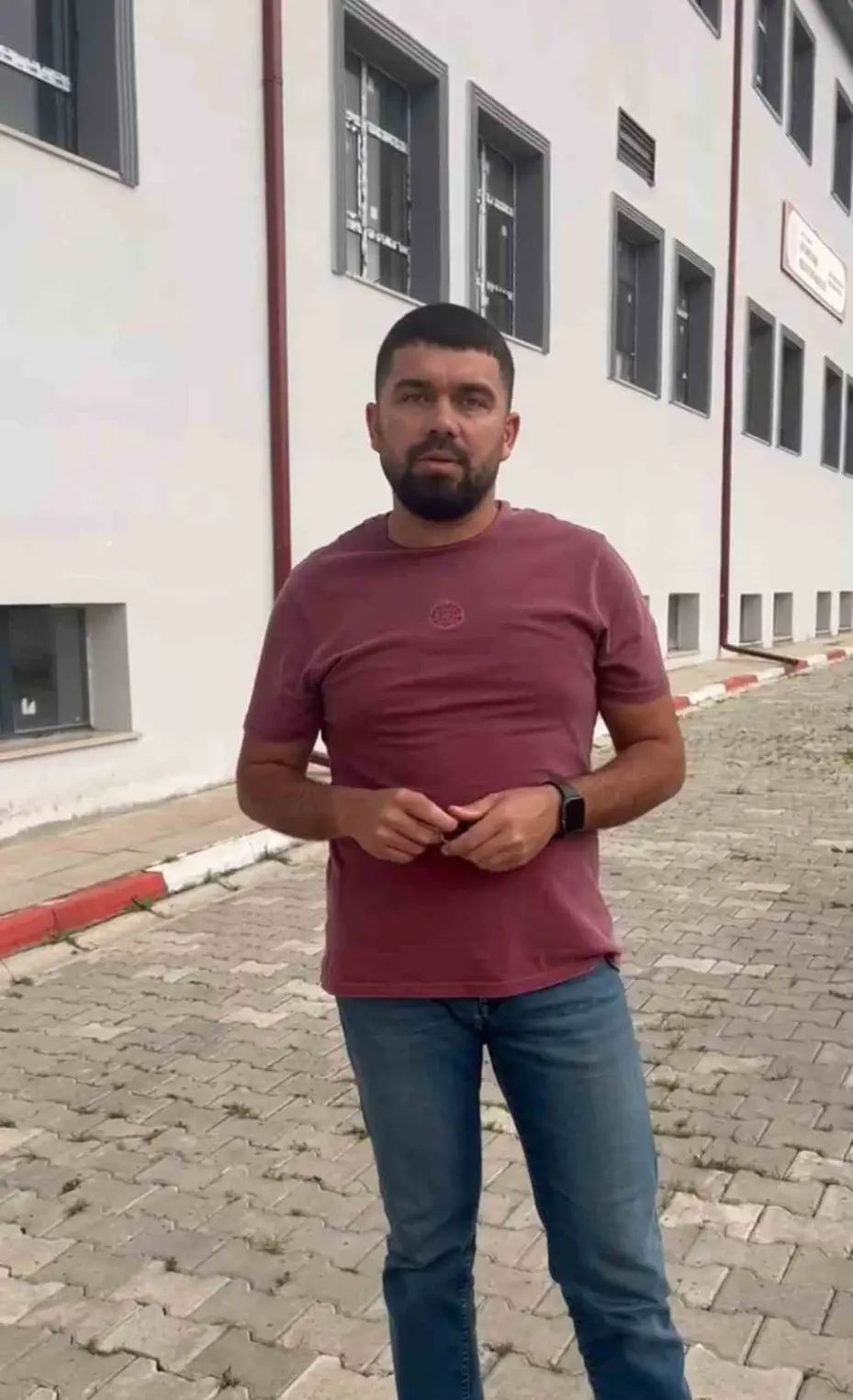 Okulda paniğe neden olan yılan, öğretmen tarafından yakalandı