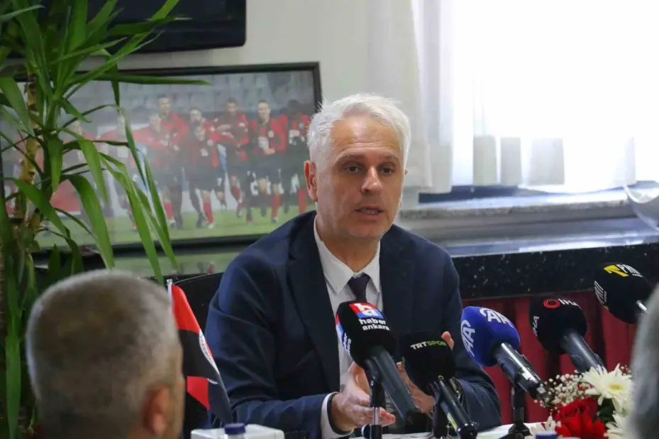 Gençlerbirliği Sportif Direktörü Düzgün, basın mensuplarıyla bir araya geldi