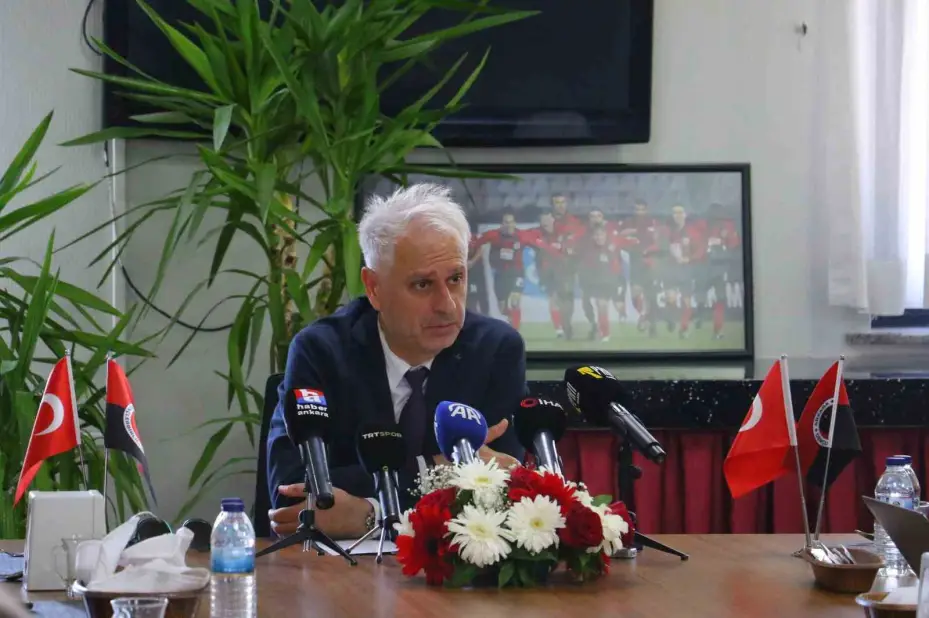 Gençlerbirliği Sportif Direktörü Düzgün, basın mensuplarıyla bir araya geldi