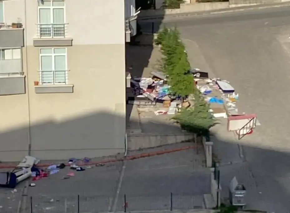 Sinir krizi geçiren şahıs evindeki eşyaları 6. kattan sokağa attı