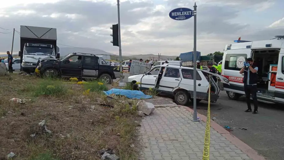 Kırmızı ışık ihlalinde yaşlı çiftin öldüğü feci kaza kamerada