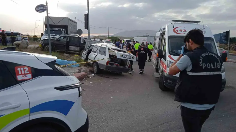 Kırmızı ışık ihlalinde yaşlı çiftin öldüğü feci kaza kamerada