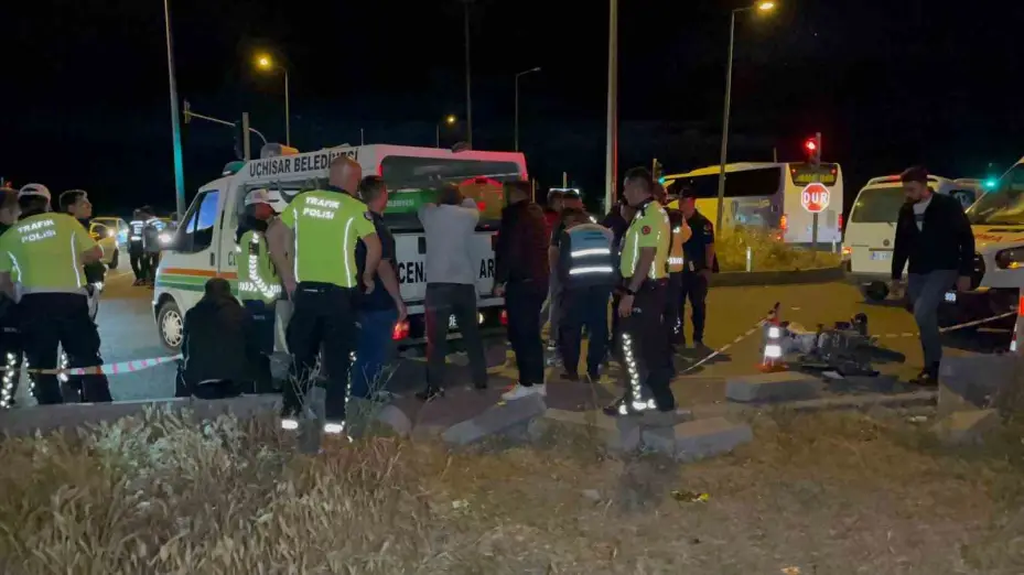 Kırmızı ışıkta geçen motosiklet sürücüsü minibüse çarptı: 1 ölü