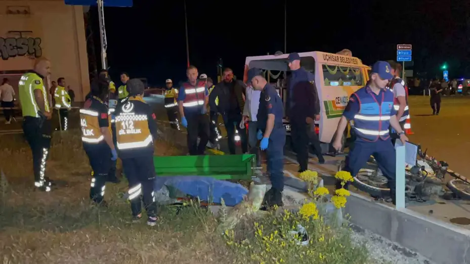 Kırmızı ışıkta geçen motosiklet sürücüsü minibüse çarptı: 1 ölü