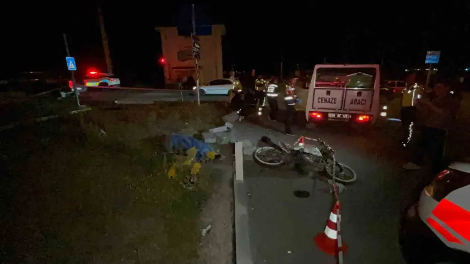 Kırmızı ışıkta geçen motosiklet sürücüsü minibüse çarptı: 1 ölü