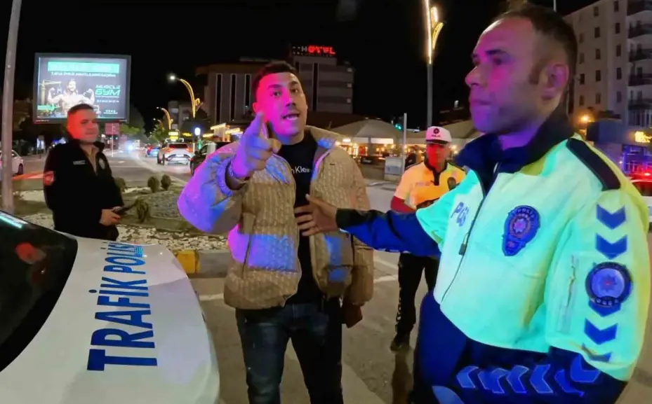 Polisin işine "anlamsız", gazeteciye "kaburgasız" deyip tehdit etti