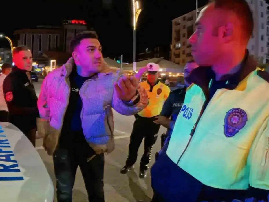Polisin işine "anlamsız", gazeteciye "kaburgasız" deyip tehdit etti