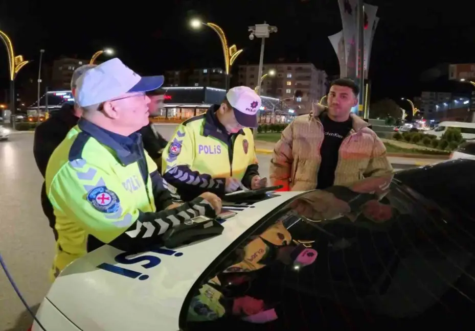 Polisin işine "anlamsız", gazeteciye "kaburgasız" deyip tehdit etti
