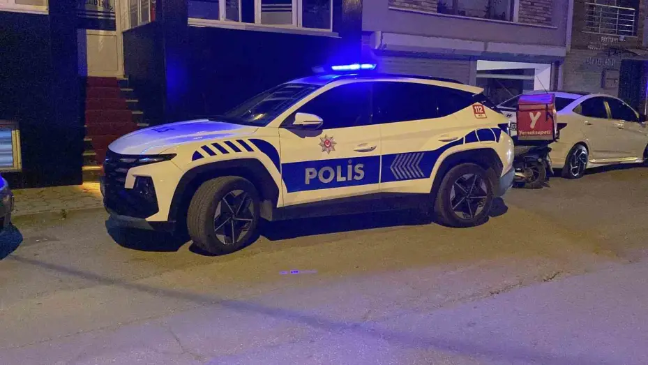 Motosikletli kurye otomobille çarpıştı: 1 yaralı