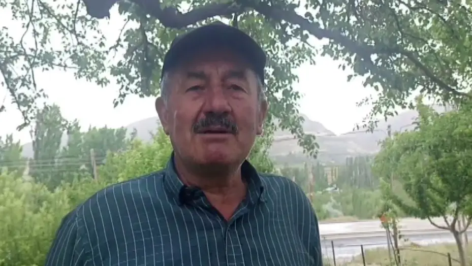 Evin bahçesine düşen yıldırım paniğe neden oldu