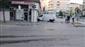 Kavşakta kaza yapan araç işletmenin duvarına çarptı