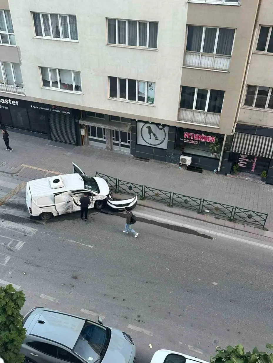 Kavşakta kaza yapan araç işletmenin duvarına çarptı