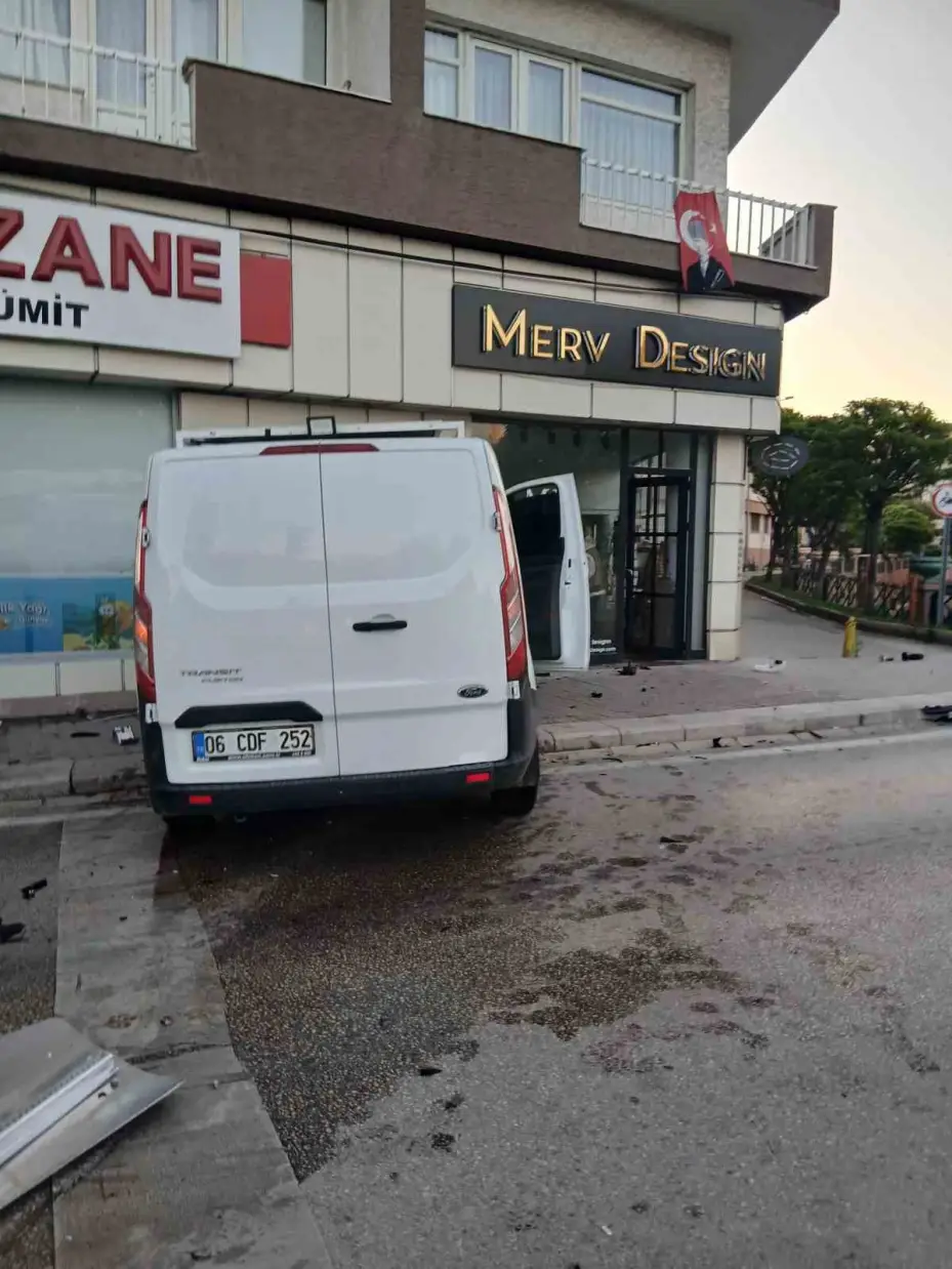 Kavşakta kaza yapan araç işletmenin duvarına çarptı