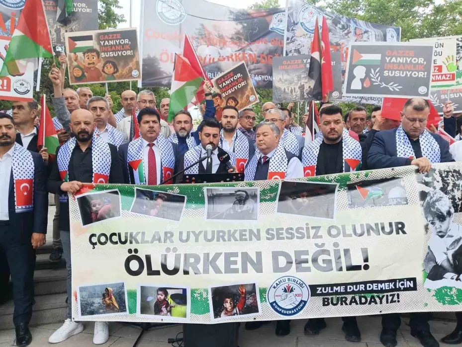 İsrail Büyükelçiliği önünde siyah çelenkli protesto