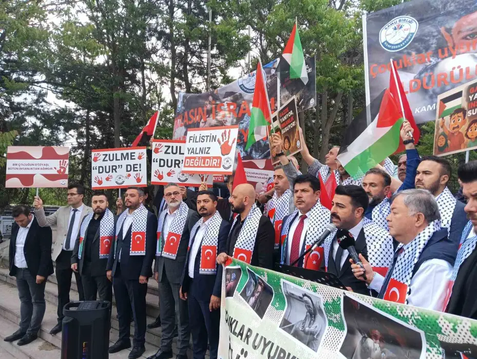 İsrail Büyükelçiliği önünde siyah çelenkli protesto