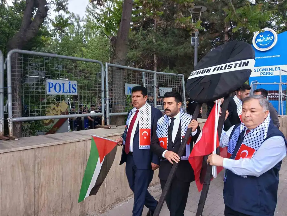 İsrail Büyükelçiliği önünde siyah çelenkli protesto