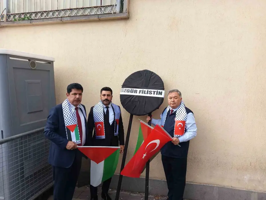 İsrail Büyükelçiliği önünde siyah çelenkli protesto