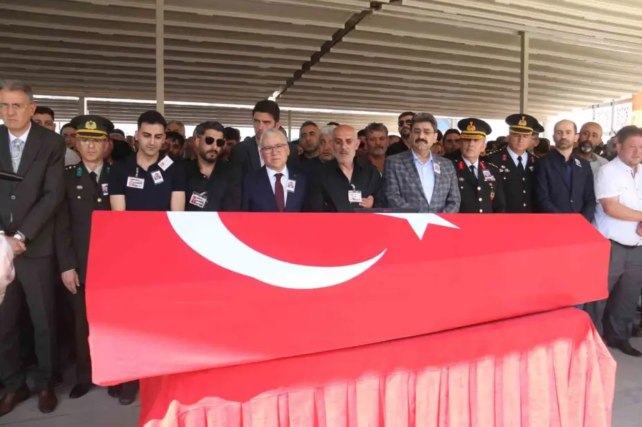 Şehit Jandarma Astsubay Emre Polat memleketi Sivas’ta kılınan cenaze namazının ardından toprağa verildi