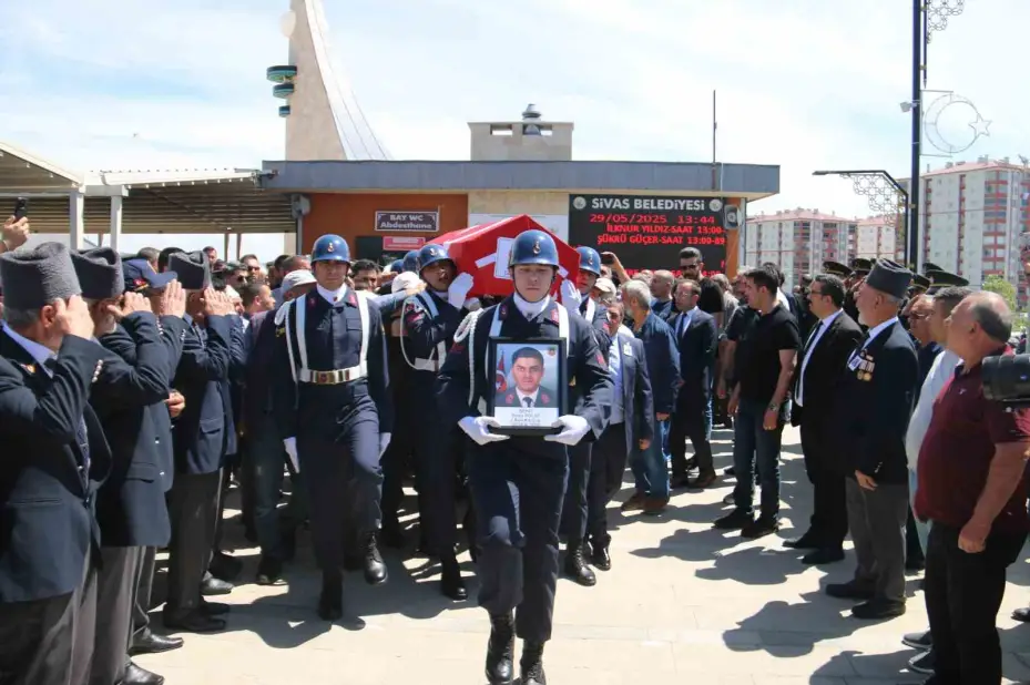 Şehit Jandarma Astsubay Emre Polat memleketi Sivas’ta kılınan cenaze namazının ardından toprağa verildi