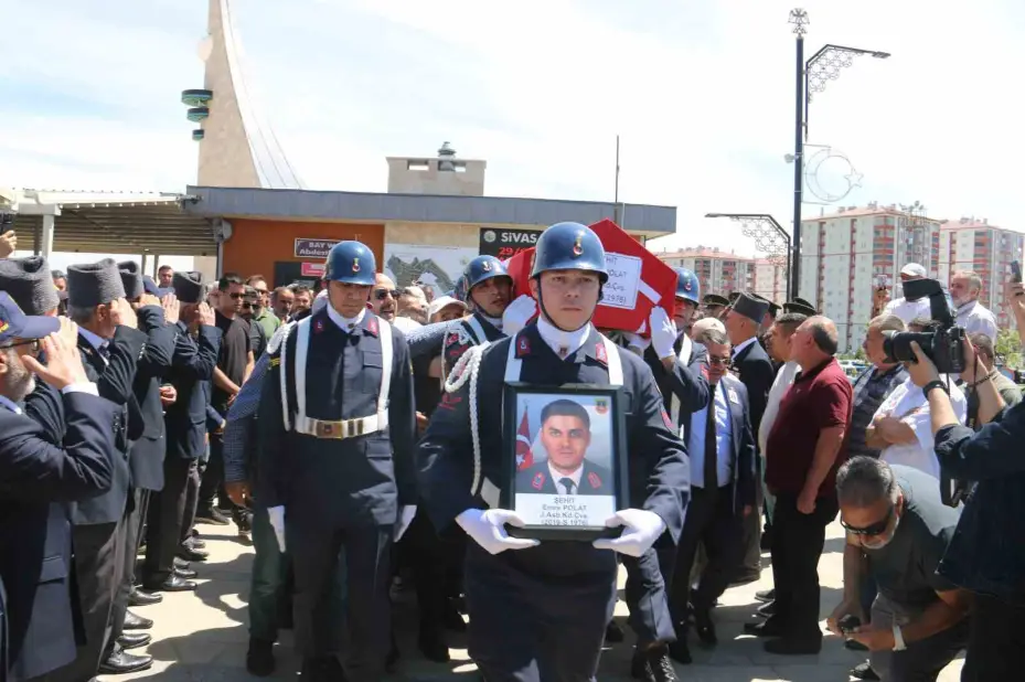 Şehit Jandarma Astsubay Emre Polat memleketi Sivas’ta kılınan cenaze namazının ardından toprağa verildi