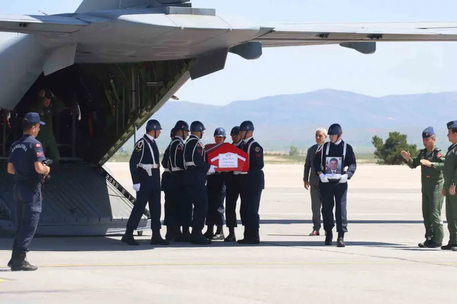 Şehit Jandarma Astsubay Emre Polat memleketi Sivas’ta kılınan cenaze namazının ardından toprağa verildi