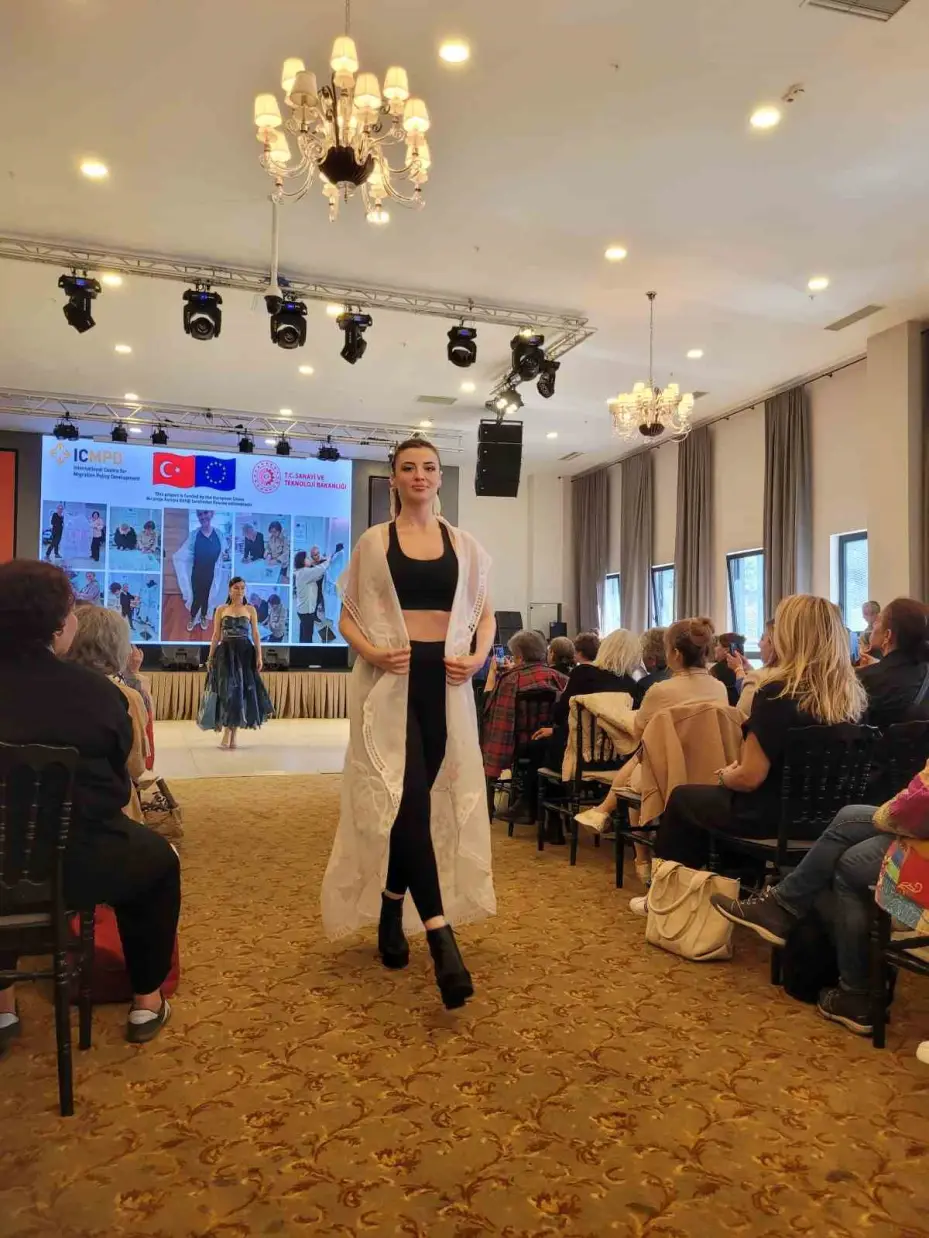 Atıklar takı, elbise olup defilede sergilendi