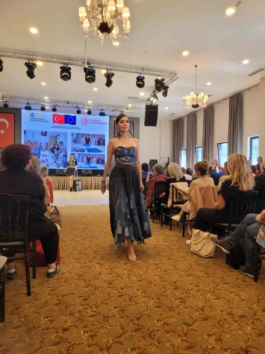 Atıklar takı, elbise olup defilede sergilendi