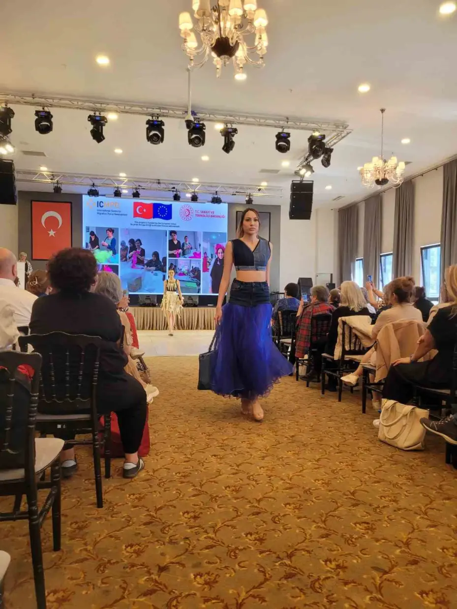 Atıklar takı, elbise olup defilede sergilendi